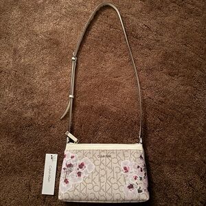 🌸NWT - Calvin Klein Beige Floral Crossbody Bag🌸